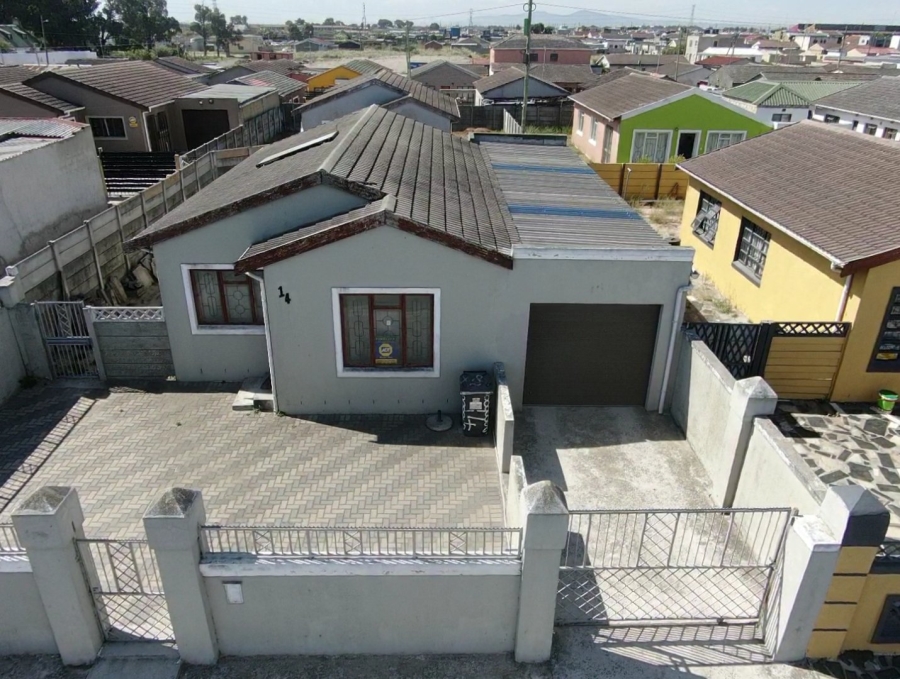 3 Bedroom Property for Sale in Browns Farm Western Cape